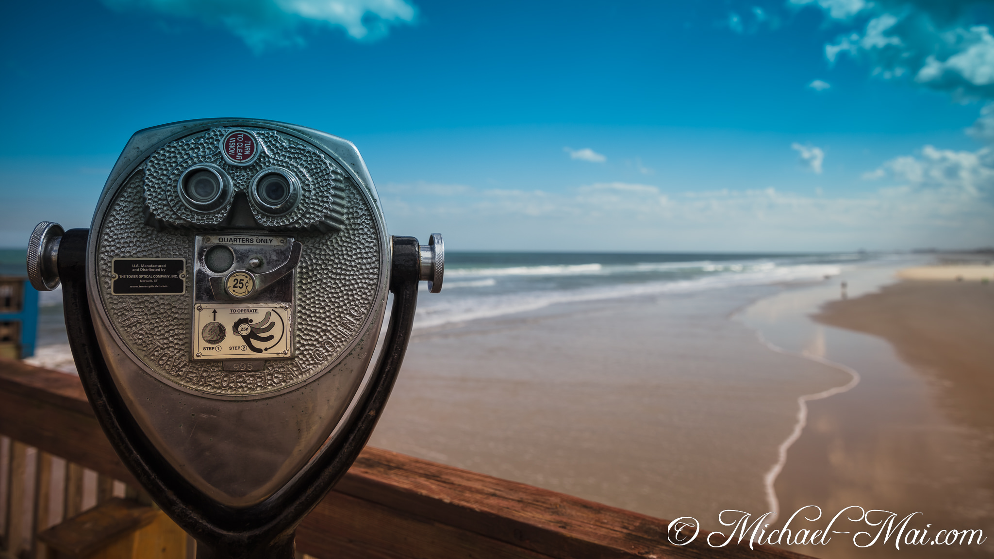 Quarter-fed viewer offers a magnified glimpse of the expansive ocean and distant shoreline. | Daytona Beach Shores, Florida, United States