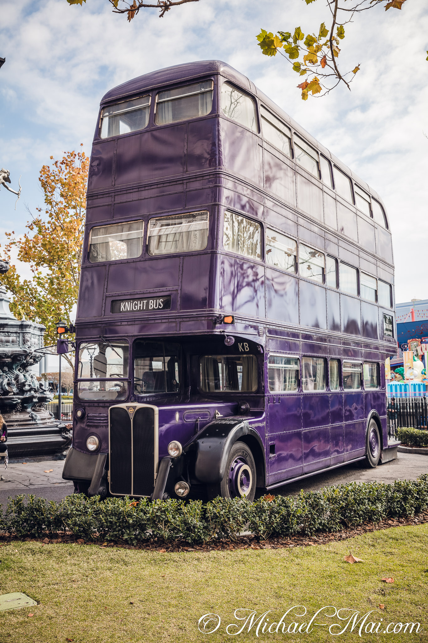 Triple-decker Knight Bus gleams purple, awaiting passengers for a magical journey. | Orlando, Florida, United States