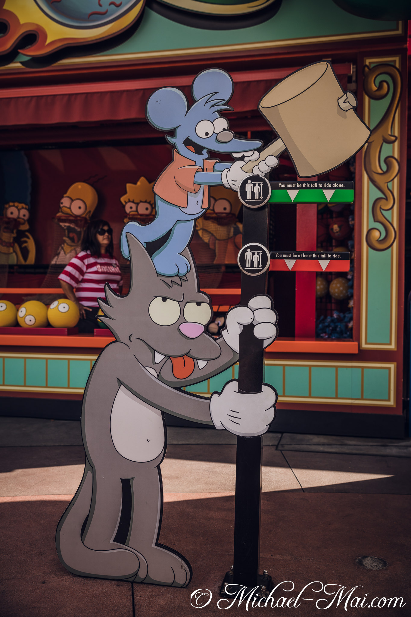 Iconic cartoon duo Itchy and Scratchy hilariously gauge height for theme park rides. | Orlando, Florida, United States